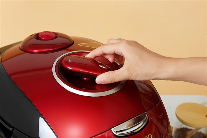 Nồi cơm áp suất cao tần Cuckoo 1.8 lít CRP-HUS1000F Màu Đen - Đỏ