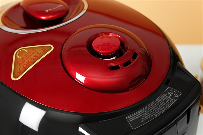 Nồi cơm áp suất cao tần Cuckoo 1.8 lít CRP-HUS1000F Màu Đen - Đỏ