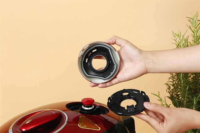 Nồi cơm áp suất cao tần Cuckoo 1.8 lít CRP-HUS1000F Màu Đen - Đỏ