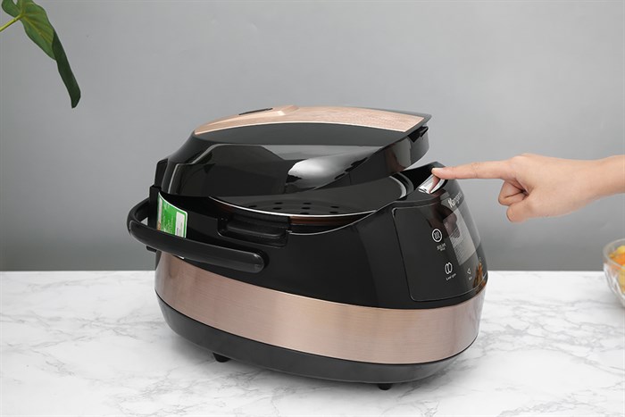 Nồi cơm điện tử Kangaroo 1.8 lít KG18DR8 Màu Đen - Vàng đồng