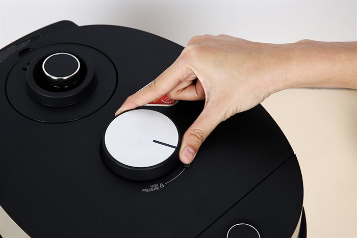 Nồi cơm áp suất cao tần Cuckoo 1.08 lít CRP-LHTR0609F/BKSIVNCV Màu Đen