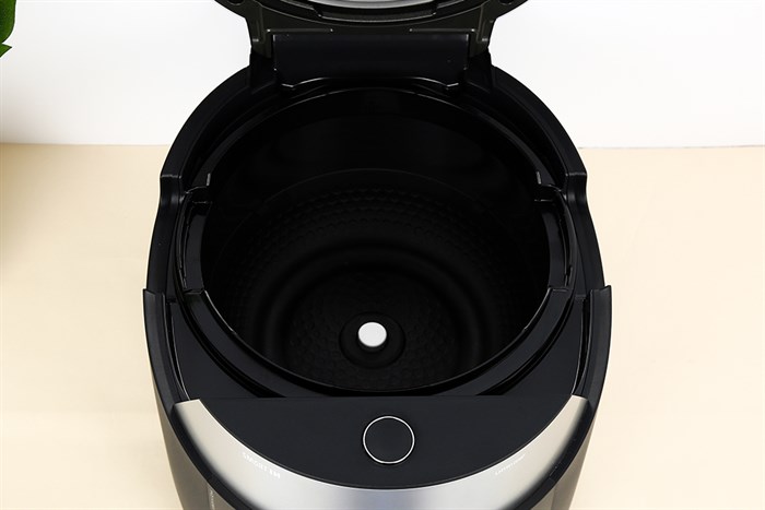 Nồi cơm áp suất cao tần Cuckoo 1.08 lít CRP-LHTR0609F/BKSIVNCV Màu Đen