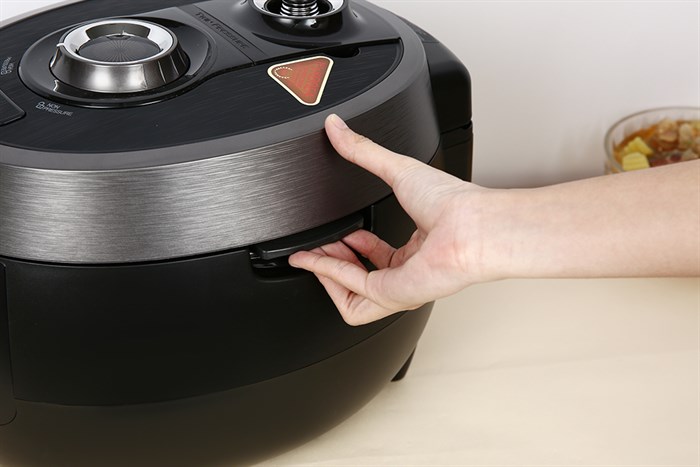 Nồi cơm điện tử áp suất Cuckoo 1.8 lít CRP-RT1008F/BKTSVNCV Màu Đen