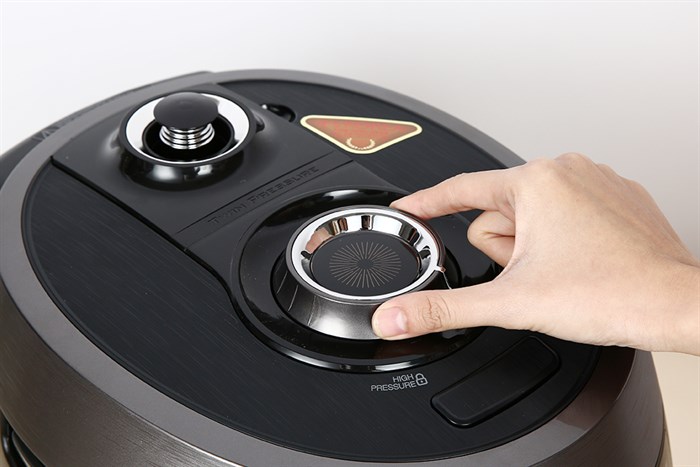 Nồi cơm điện tử áp suất Cuckoo 1.8 lít CRP-RT1008F/BKTSVNCV Màu Đen