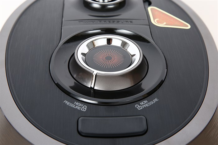 Nồi cơm điện tử áp suất Cuckoo 1.8 lít CRP-RT1008F/BKTSVNCV Màu Đen