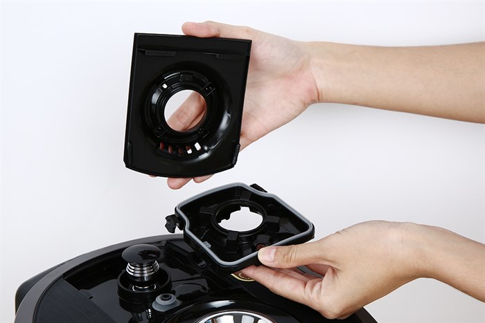 Nồi cơm điện tử áp suất Cuckoo 1.8 lít CRP-RT1008F/BKTSVNCV Màu Đen