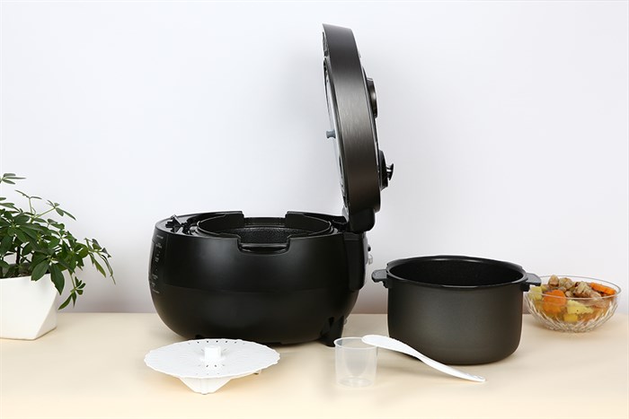 Nồi cơm điện tử áp suất Cuckoo 1.8 lít CRP-RT1008F/BKTSVNCV Màu Đen