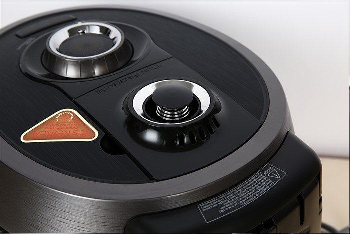 Nồi cơm điện tử áp suất Cuckoo 1.8 lít CRP-RT1008F/BKTSVNCV Màu Đen