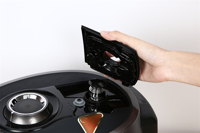 Nồi cơm điện tử áp suất Cuckoo 1.8 lít CRP-RT1008F/BKTSVNCV Màu Đen