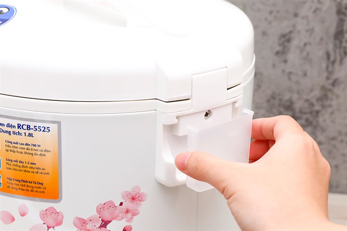 Nồi cơm nắp gài BlueStone 1.8 lít RCB-5525 Màu Trắng