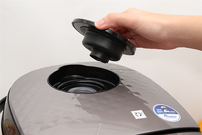 Nồi cơm điện tử BlueStone 1.8 lít RCB-5938 Màu Nâu