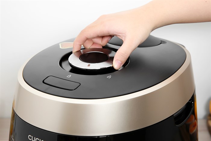 Nồi cơm điện tử áp suất Cuckoo 1.8 lít CRP-PK1000S/BKCGVNCV Màu Đen - Vàng