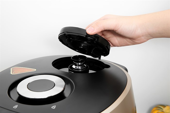 Nồi cơm điện tử áp suất Cuckoo 1.8 lít CRP-PK1000S/BKCGVNCV Màu Đen - Vàng