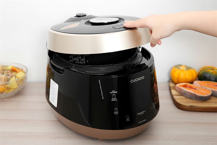 Nồi cơm điện tử áp suất Cuckoo 1.8 lít CRP-PK1000S/BKCGVNCV Màu Đen - Vàng