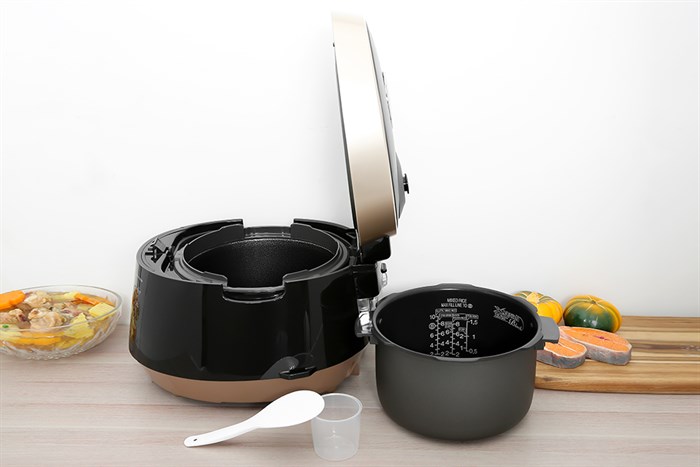 Nồi cơm điện tử áp suất Cuckoo 1.8 lít CRP-PK1000S/BKCGVNCV Màu Đen - Vàng