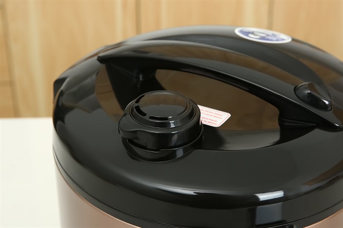 Nồi cơm nắp gài BlueStone 1.8 lít RCB-5519 Màu Đen - Vàng đồng