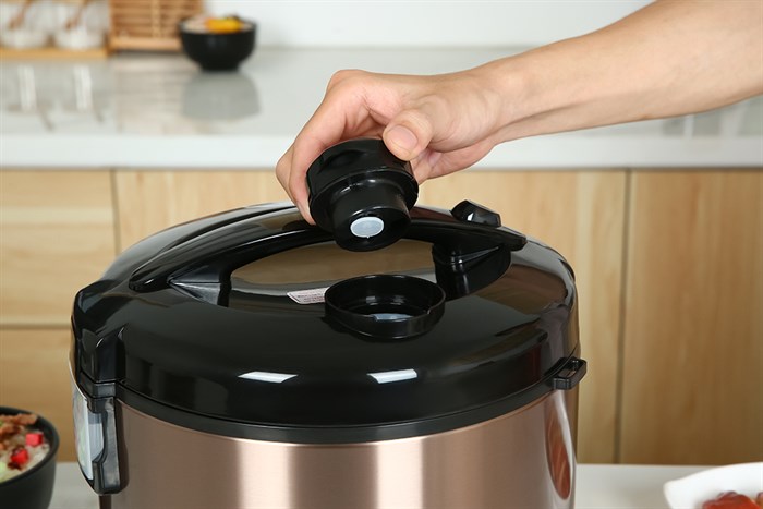 Nồi cơm nắp gài BlueStone 1.8 lít RCB-5519 Màu Đen - Vàng đồng