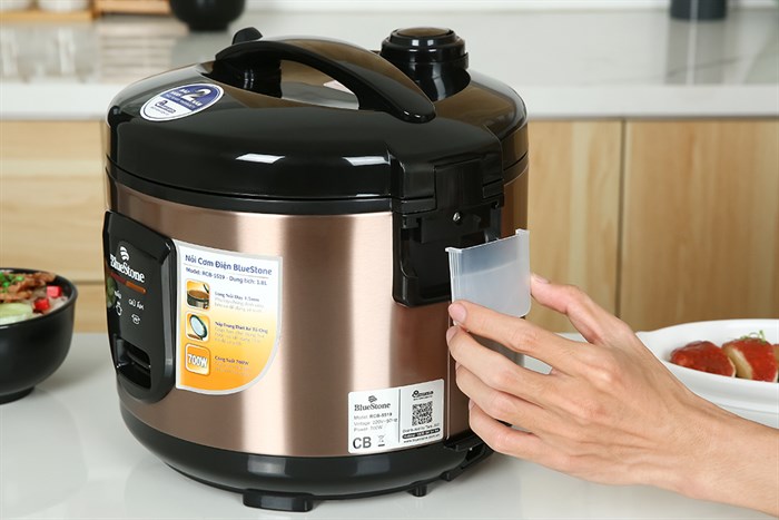 Nồi cơm nắp gài BlueStone 1.8 lít RCB-5519 Màu Đen - Vàng đồng