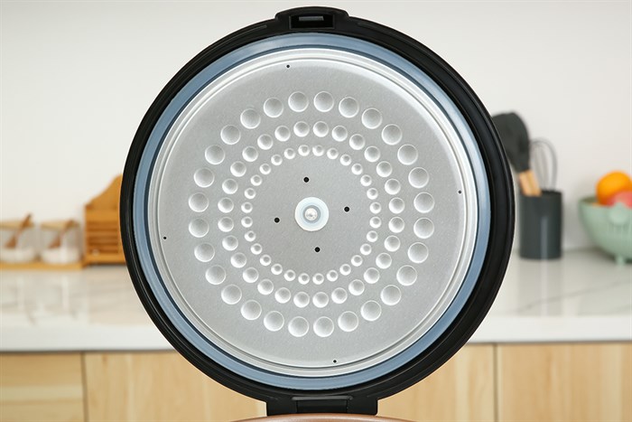 Nồi cơm nắp gài BlueStone 1.8 lít RCB-5519 Màu Đen - Vàng đồng