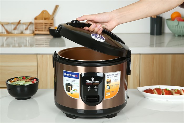 Nồi cơm nắp gài BlueStone 1.8 lít RCB-5519 Màu Đen - Vàng đồng