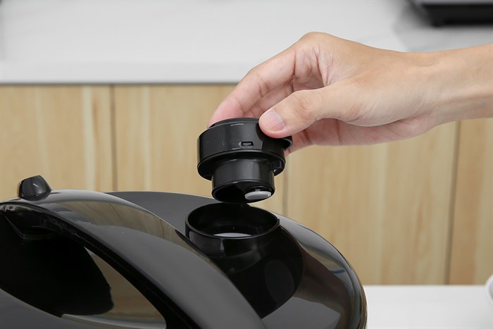 Nồi cơm nắp gài BlueStone 2.8 lít RCB-5538 Màu Đen - Vàng đồng