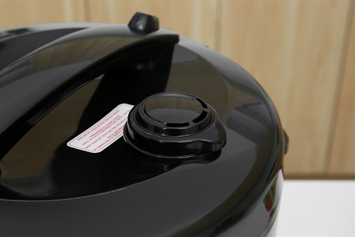 Nồi cơm nắp gài BlueStone 2.8 lít RCB-5538 Màu Đen - Vàng đồng