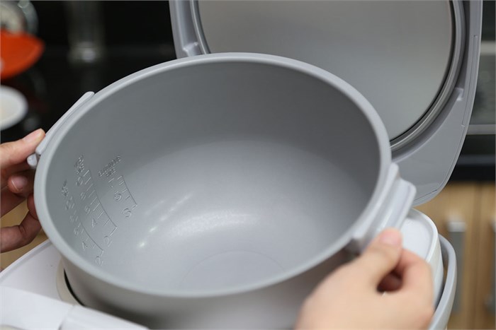 Nồi cơm điện Sharp KS-ZT18V 1.8 lít Màu Trắng