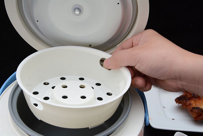 Nồi cơm nắp gài Happycook 0.6 lít HC-060 Màu Trắng - Xanh