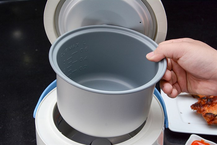 Nồi cơm nắp gài Happycook 0.6 lít HC-060 Màu Trắng - Xanh