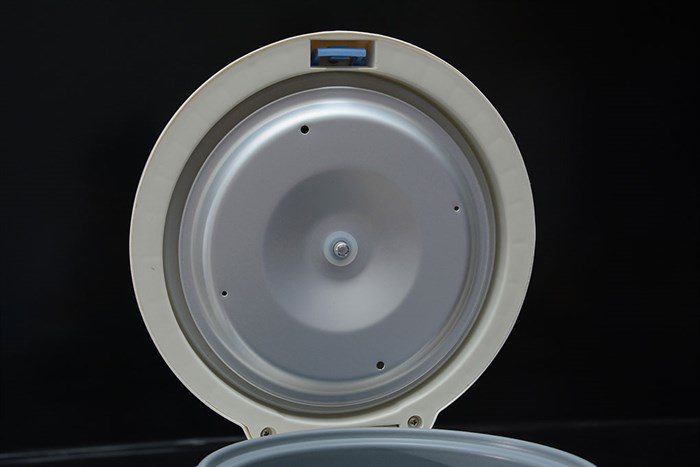 Nồi cơm nắp gài Happycook 0.6 lít HC-060 Màu Trắng - Xanh