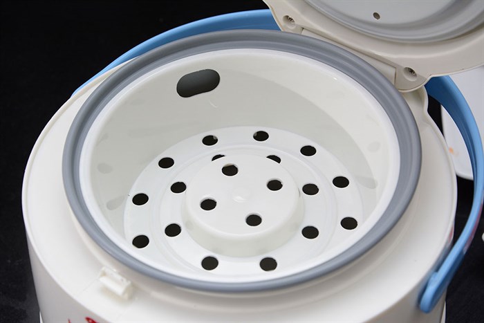 Nồi cơm nắp gài Happycook 0.6 lít HC-060 Màu Trắng - Xanh