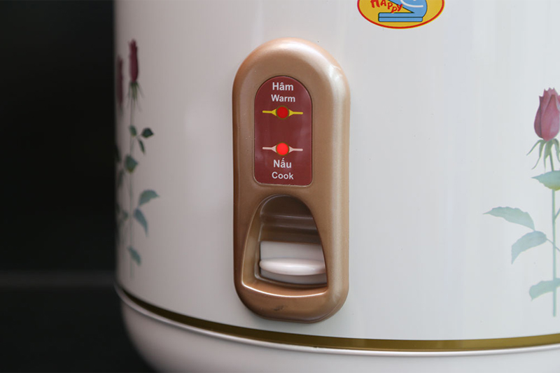 Điều khiển nút gạt và đèn báo hiệu cho bạn có thể lựa chọn chức năng nấu hay giữ ấm thuận tiện
