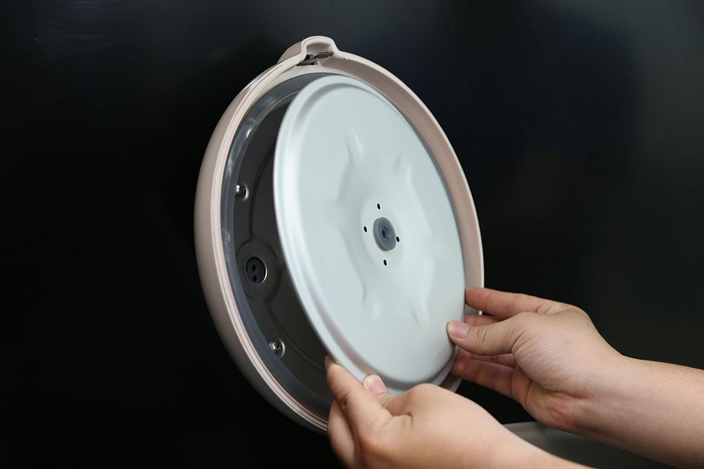 Nắp trong của nồi bằng inox, dễ tháo rời để vệ sinh