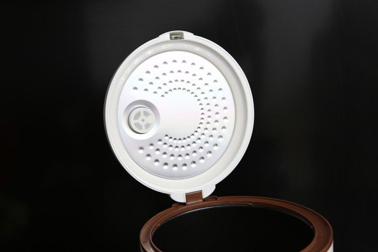 Nắp trong thiết kế dạng tổ ong ngăn nước rơi ngược vào cơm Nắp trong thiết kế dạng tổ ong ngăn nước rơi ngược vào cơm