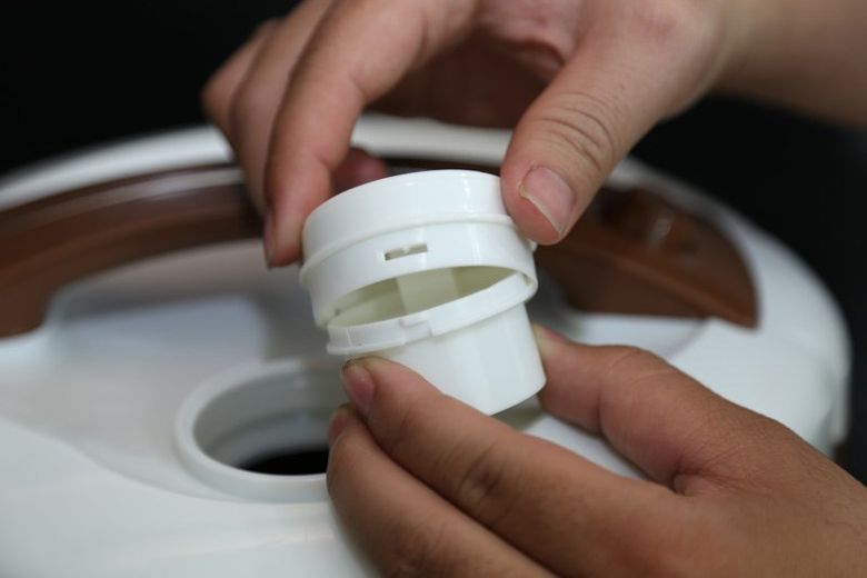 Nắp thoát hơi có thể tháo rời để lau chùi khi cần Nắp thoát hơi có thể tháo rời để lau chùi khi cần