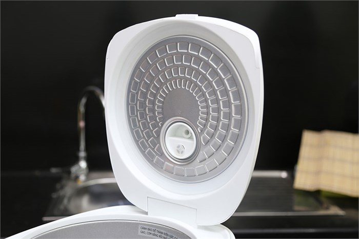 Nồi cơm điện Sanyo 1.8 lít ECJ-M200 Màu Trắng