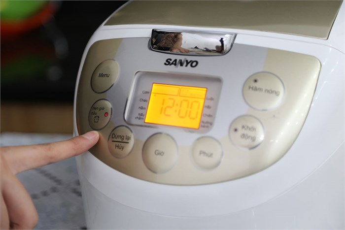 Nồi cơm điện Sanyo 1.8 lít ECJ-M200 Màu Trắng