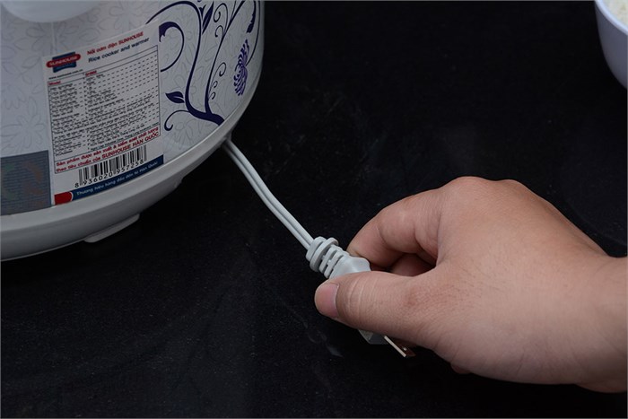 Nồi cơm điện Sunhouse 1.8 lít SH 869 Màu Trắng