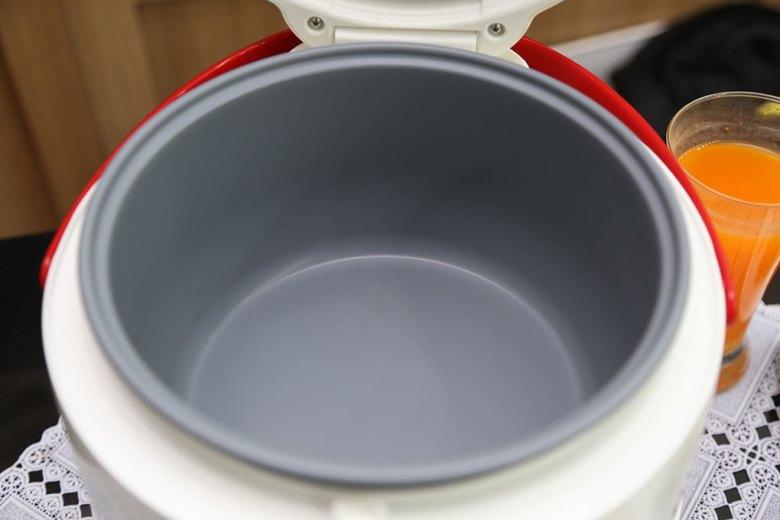 Lòng nồi chống dính - Nồi cơm điện Happycook 1.2 lít HC-120 Đỏ