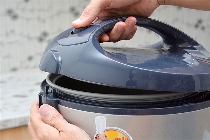 Nồi cơm nắp gài Sharp 2.2 lít KS-R231STV Màu Xám