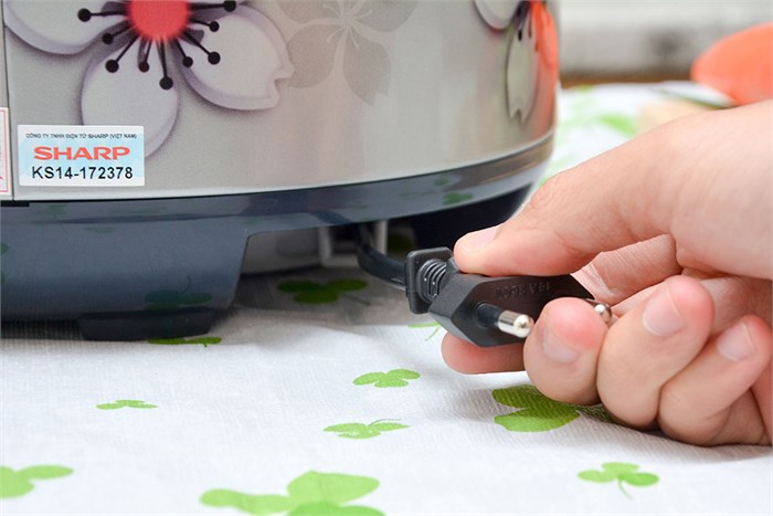 Nồi cơm nắp gài Sharp 2.2 lít KS-R231STV Màu Xám