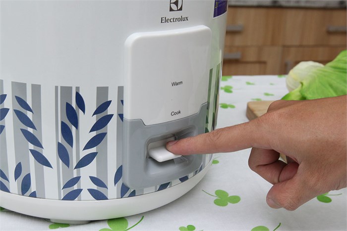 Nồi cơm nắp gài Electrolux 1.8 lít ERC2100B Màu Trắng - Xanh