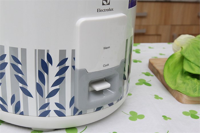 Nồi cơm nắp gài Electrolux 1.8 lít ERC2100B Màu Trắng - Xanh