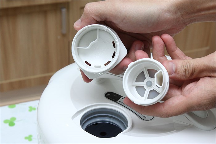 Nồi cơm nắp gài Electrolux 1.8 lít ERC2100B Màu Trắng - Xanh