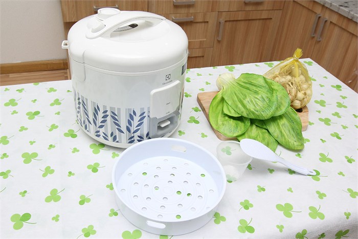 Nồi cơm nắp gài Electrolux 1.8 lít ERC2100B