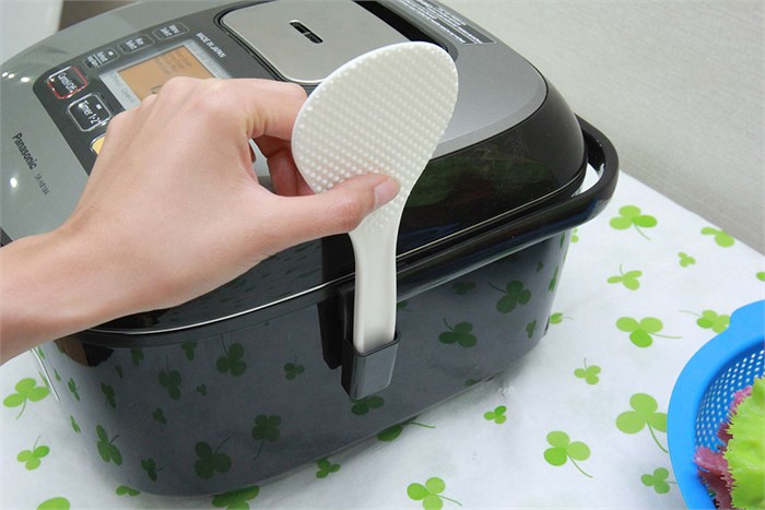 Nồi cơm cao tần Panasonic 1.8 lít SR-HB184KRA Màu Đen