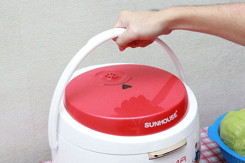 Quai xách - Nồi cơm điện nắp gài Sunhouse Mama 1.8 lít SHD 8661