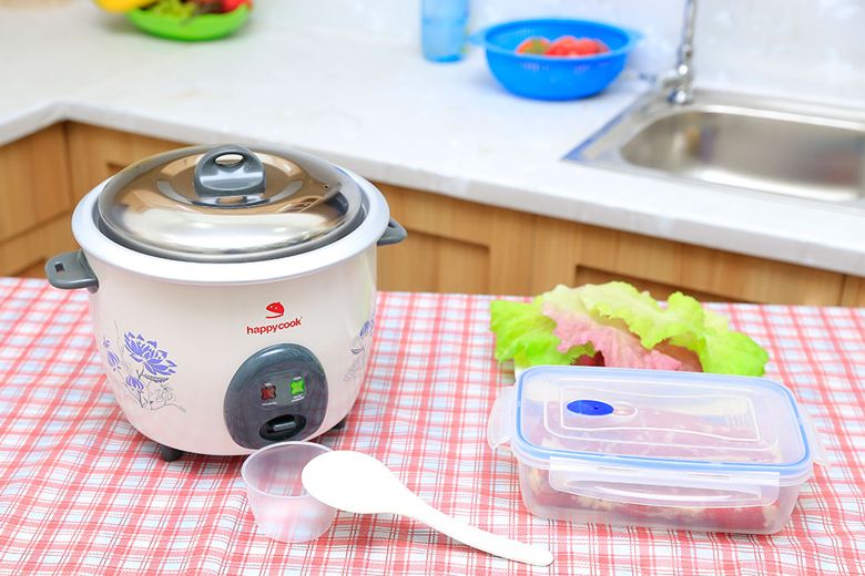 Bộ sản phẩm gồm một nồi cơm, một cốc đong và một muỗng xúc cơm