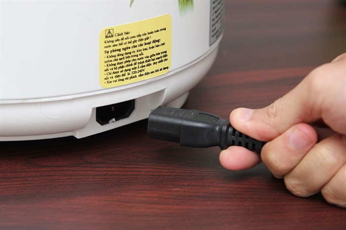 Nồi cơm điện Sanyo 1.8 lít ECJ-SP18A Màu Trắng