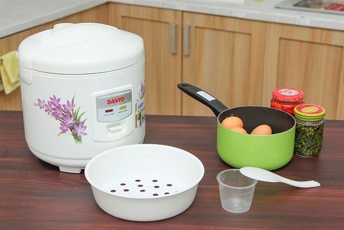 Nồi cơm điện Sanyo 1.8 lít ECJ-SP18A Màu Trắng